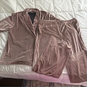 Like New Haver & Blair Plush Velvet Sleep/Lounge Set in a Dusty Rose .
